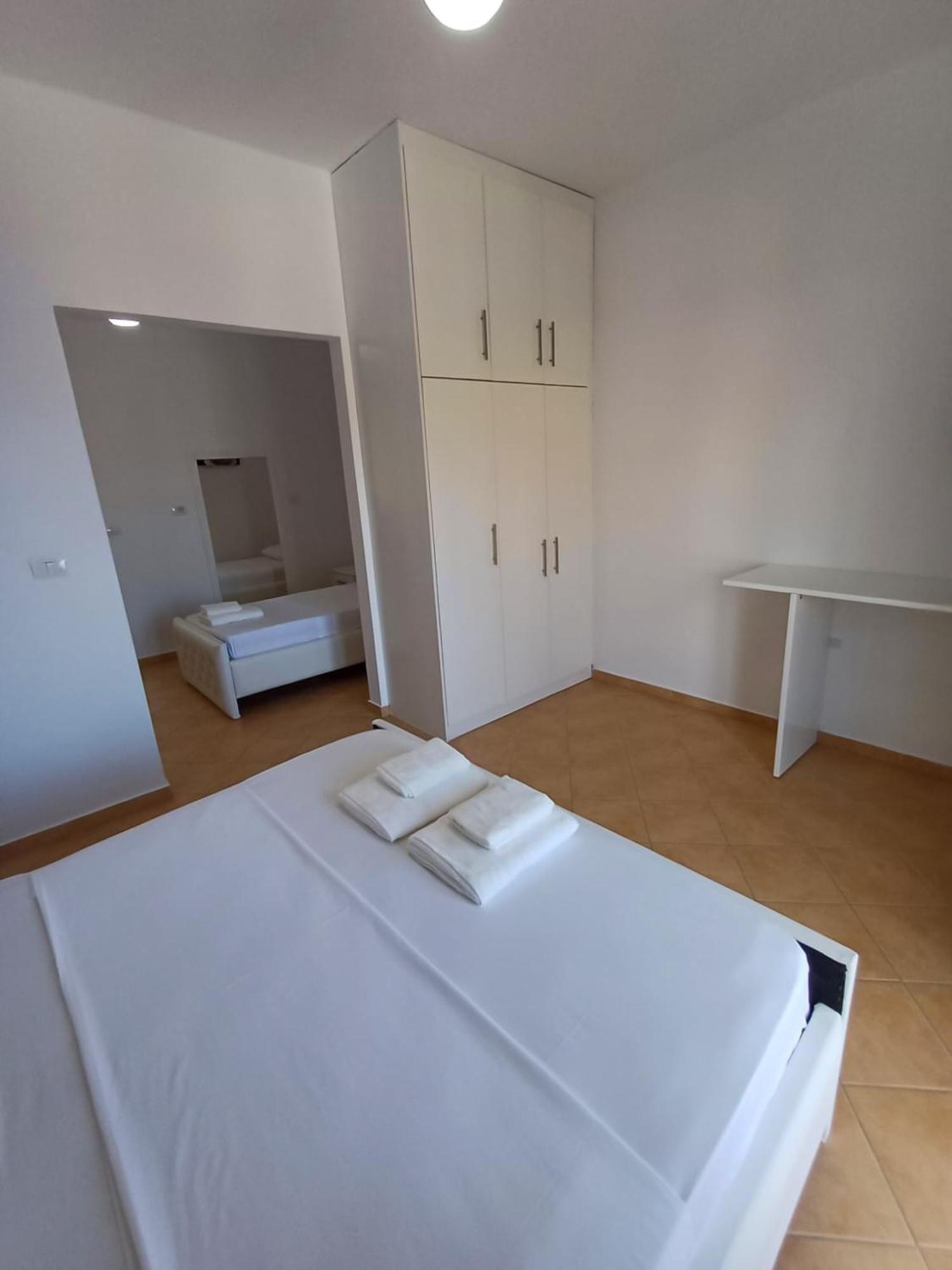 סרנדה Hotel Sherifi מראה חיצוני תמונה