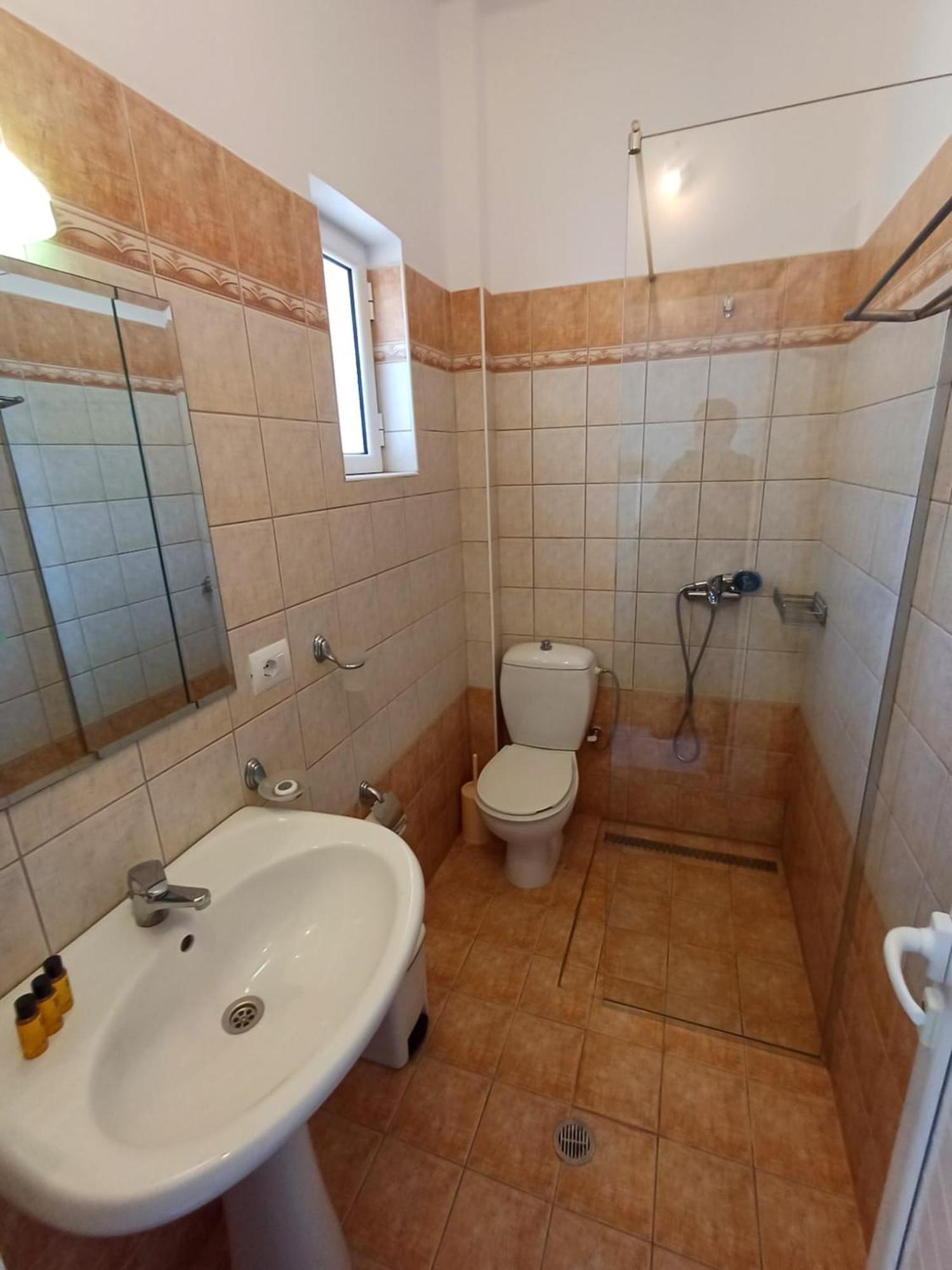 סרנדה Hotel Sherifi מראה חיצוני תמונה